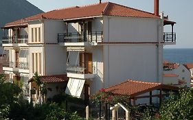 Makis Studios & Apartments