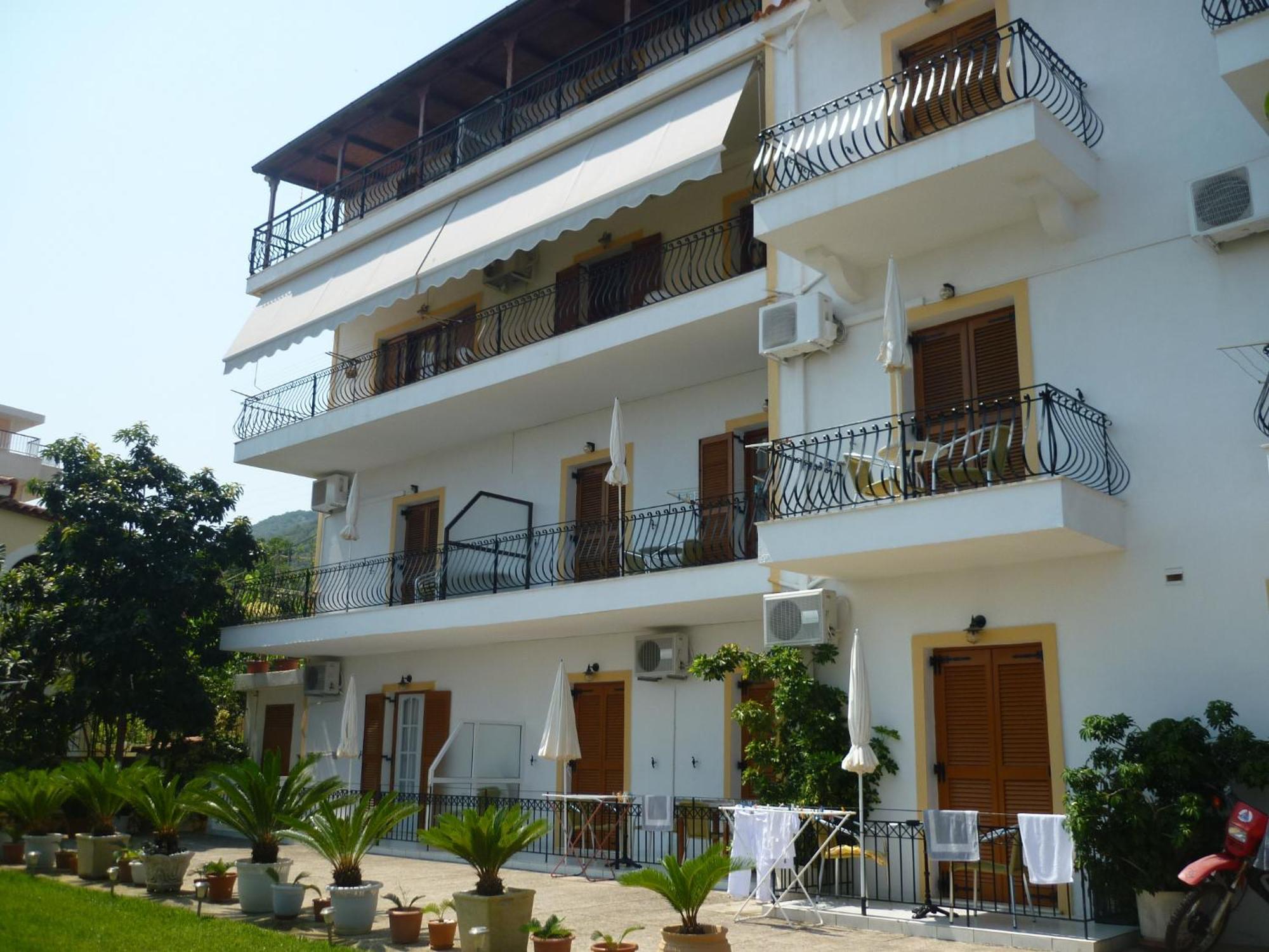 Makis Studios & Apartments Poros  Exterior photo